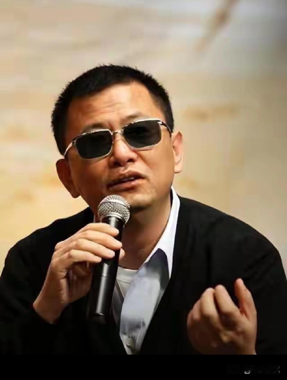 墨镜导演太坑人，向太一语撤下遮羞布
 
昨夜，向太直播间的一番直言让全网沸腾，也