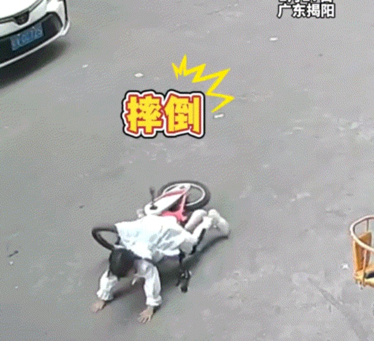 “太寒心了！”广东一家店铺门口，一小女孩骑自行车时不慎摔倒，这店铺老板见状后，便