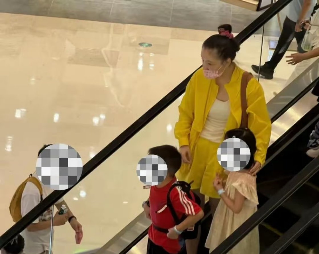 吴倩带女儿逛街她做了妈妈以后跟以前真的不一样了！！！ ​​​