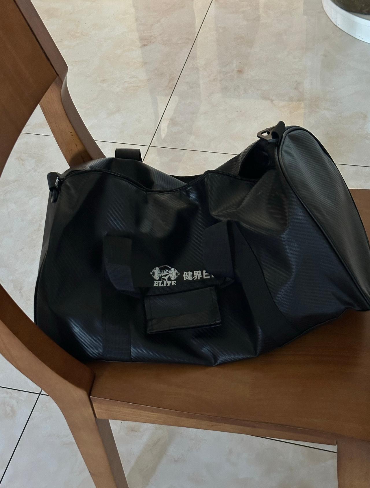 偶尔专业一下拎隔健身包去运动，结果里面除了一块平板没有其他东西了就😑 ​​​