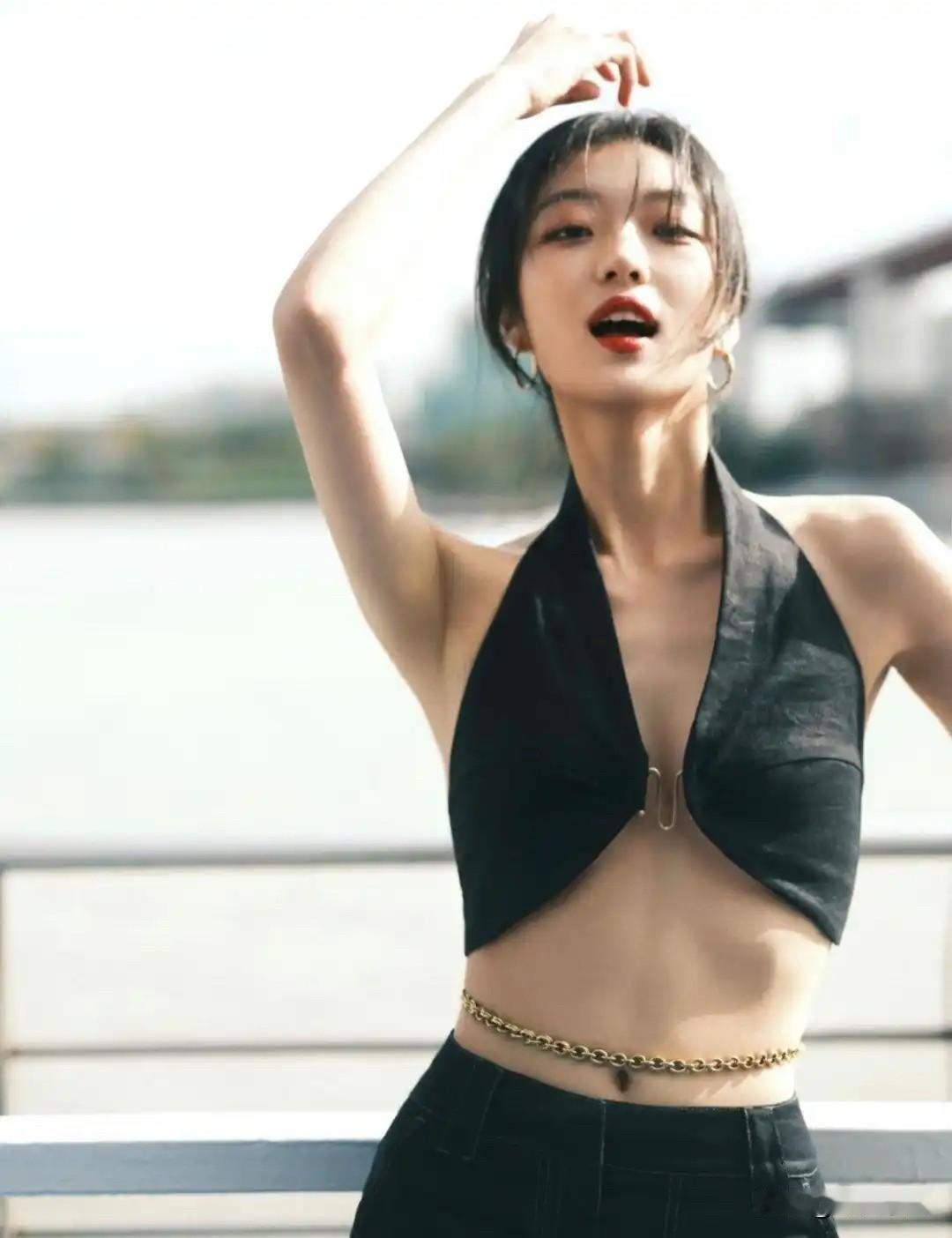 孙千这组时尚大片太出彩了！

一身黑色挂脖短上衣搭配阔腿长裤，利落又性感，随性的