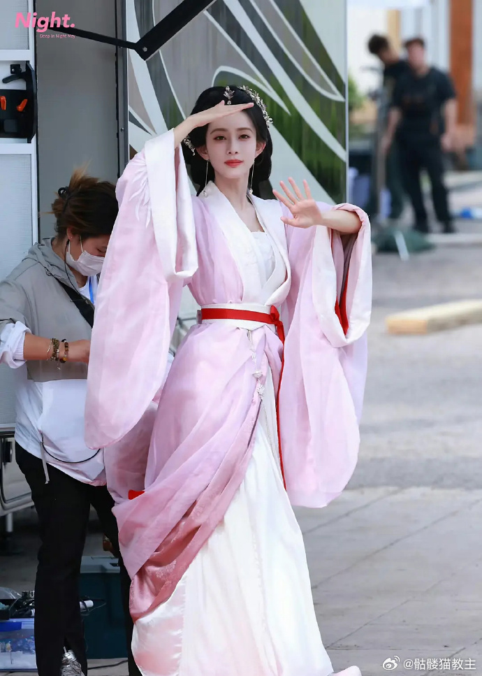 孟子义百花杀路透惊艳，清丽妆造下尽显绝美风姿，女角色魅力十足，令人移不开眼，快来
