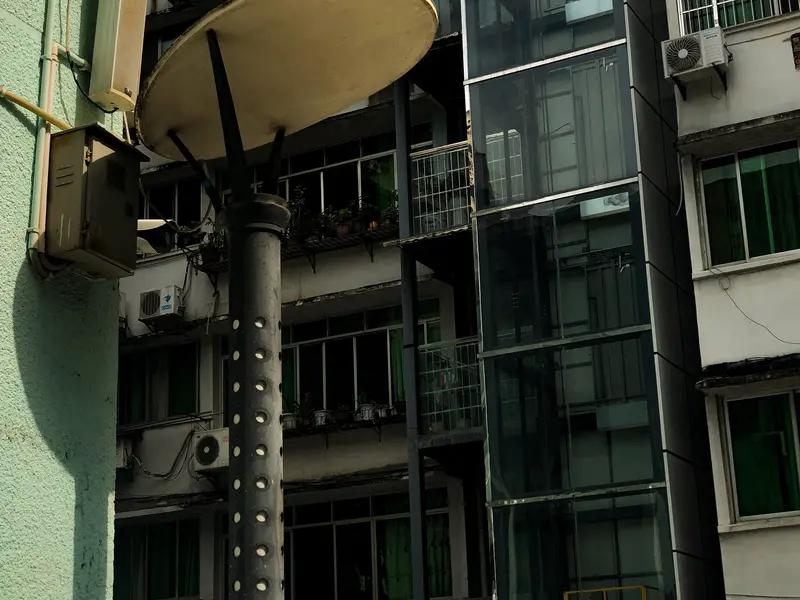 6月16日重庆，网曝菜园坝附近一老旧小区电梯实行单程收费：白天1元/次，晚8点后