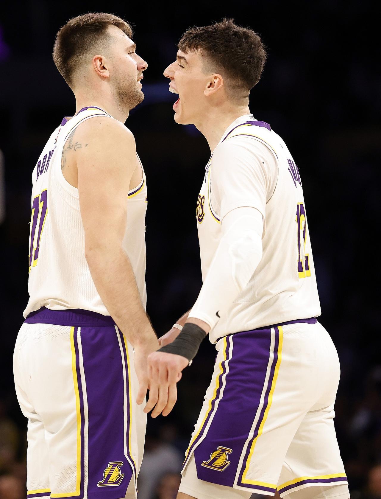 湖人这是过年吃饺子🥟了！半场三分20投篮12中无疑是买彩票中了大奖。
湖人主场