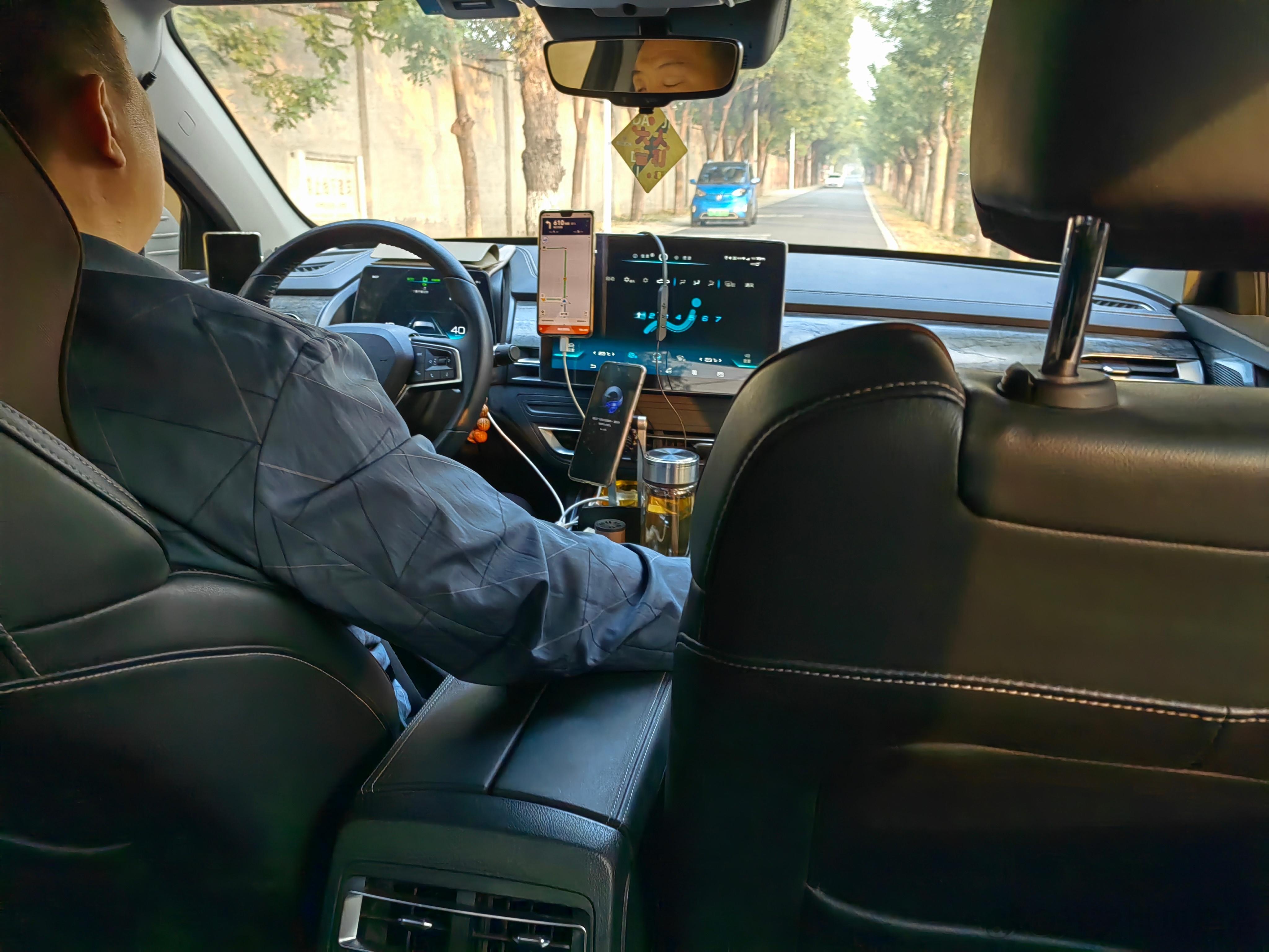 打到一台跑了26w公里的比亚迪秦EV，车主说买车三年平均下来是每天300km的节