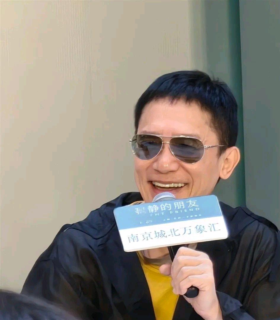 前两天在南京万象汇，好多人逛街时意外碰到了梁朝伟。本以为会是荧幕上高大威猛的形象