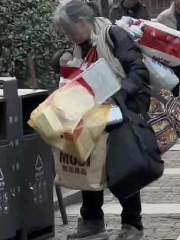 我们家楼下住着个老太太，七十多了，一个人住。

她儿子在隔壁城市，一个月回来一趟