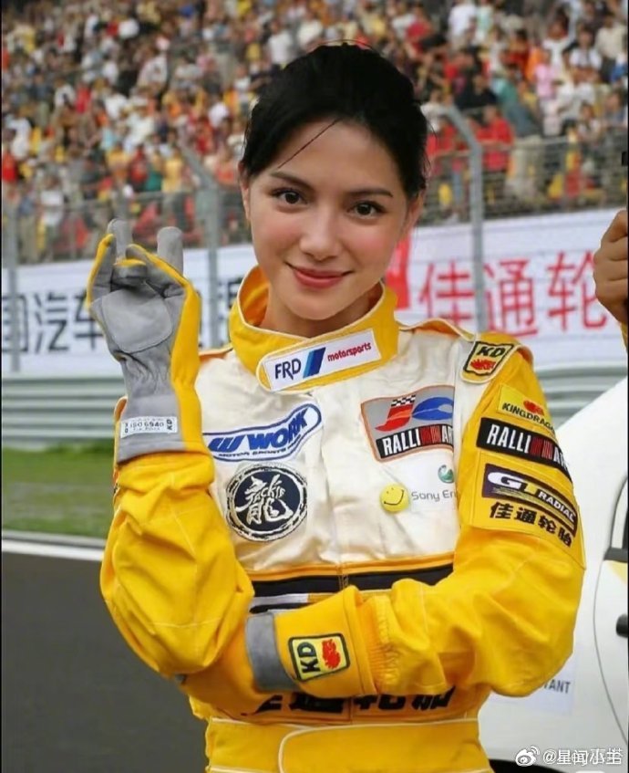 李心洁我少女时代的英雄主义 更难得的是她还会画画，还办过画展，把生活过成艺术，温