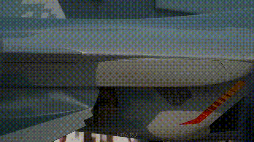 俄罗斯苏-57伸缩式侧弹舱，作为第一梯队五代机，苏-57外形像拍扁的苏-27，一