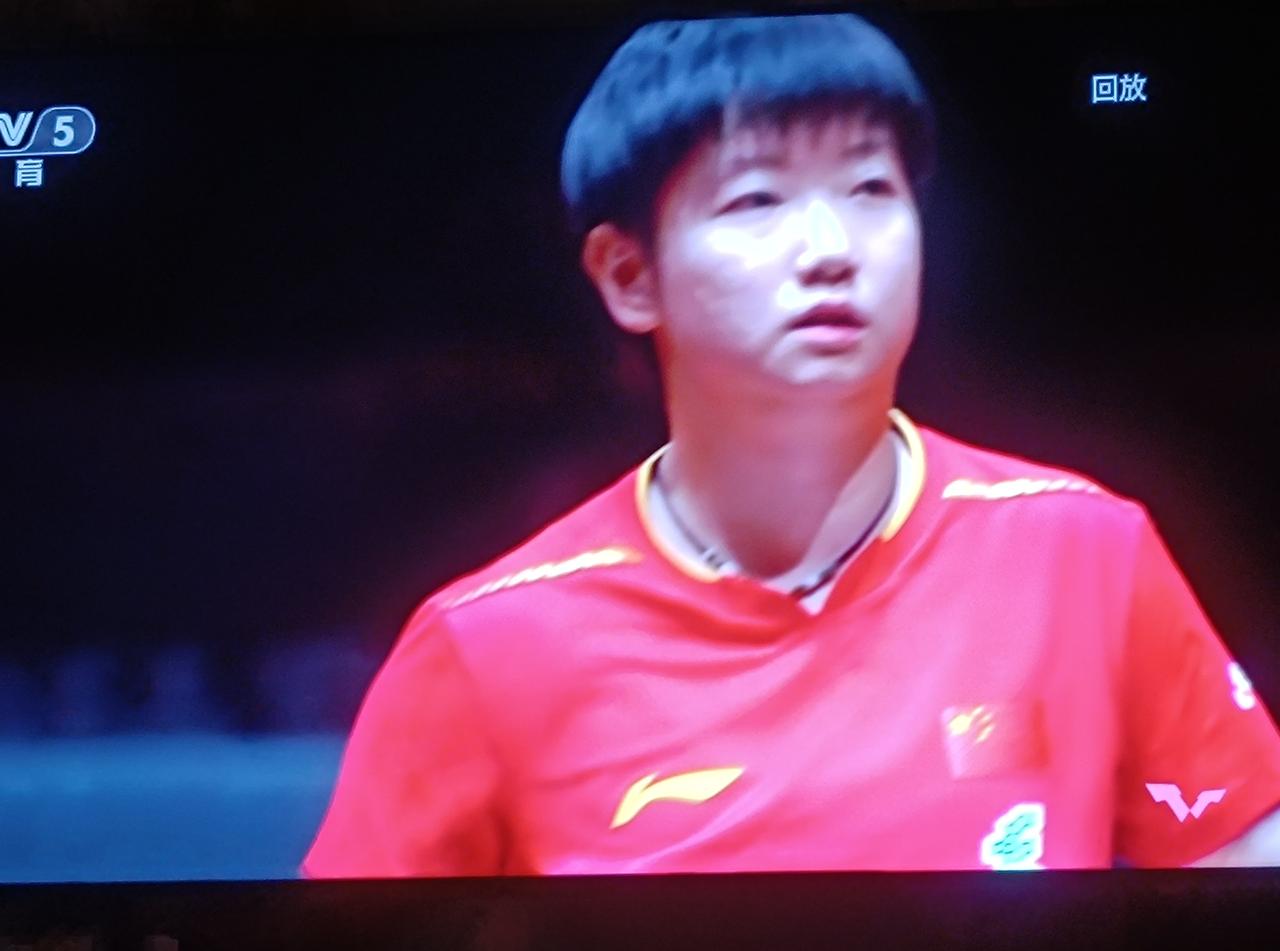 莎莎这丫头，真把我心疼坏了。
女单半决赛跟蒯蔓打到第四局，脚伤突然犯了，第五局跑