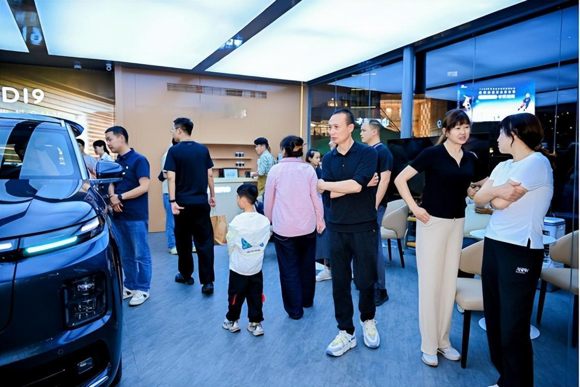 零跑D19的销量和口碑都稳
销量破万说明有人买，NPS领先说明买完还愿意推荐，这