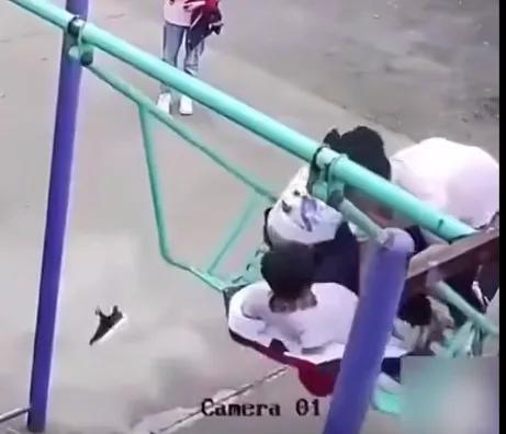 坐在秋千上了，只是惯性墩了一下。没有大碍。希望涨了教训。也是命大。脑袋撞墙就完了