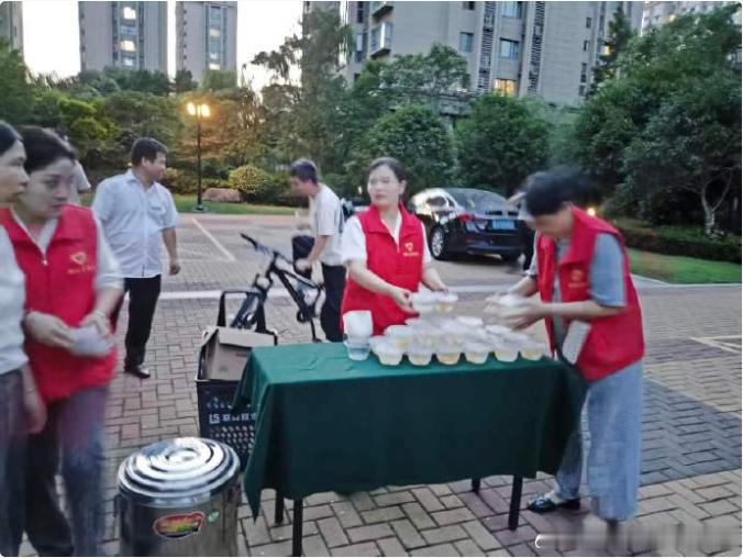 台州路桥电影下乡把清凉送到村民家门口 星光作伴、光影为媒，村民相伴观影说笑，不仅