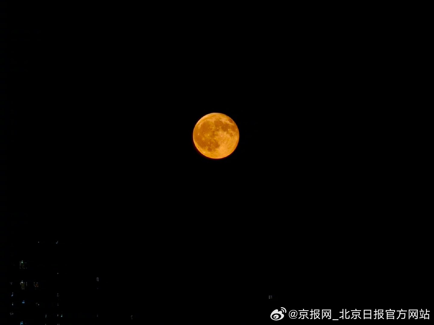 【皎洁！#北京月亮好像一盏柔光夜灯#】#今晚月亮也有颜色# #今天北京真好看# 