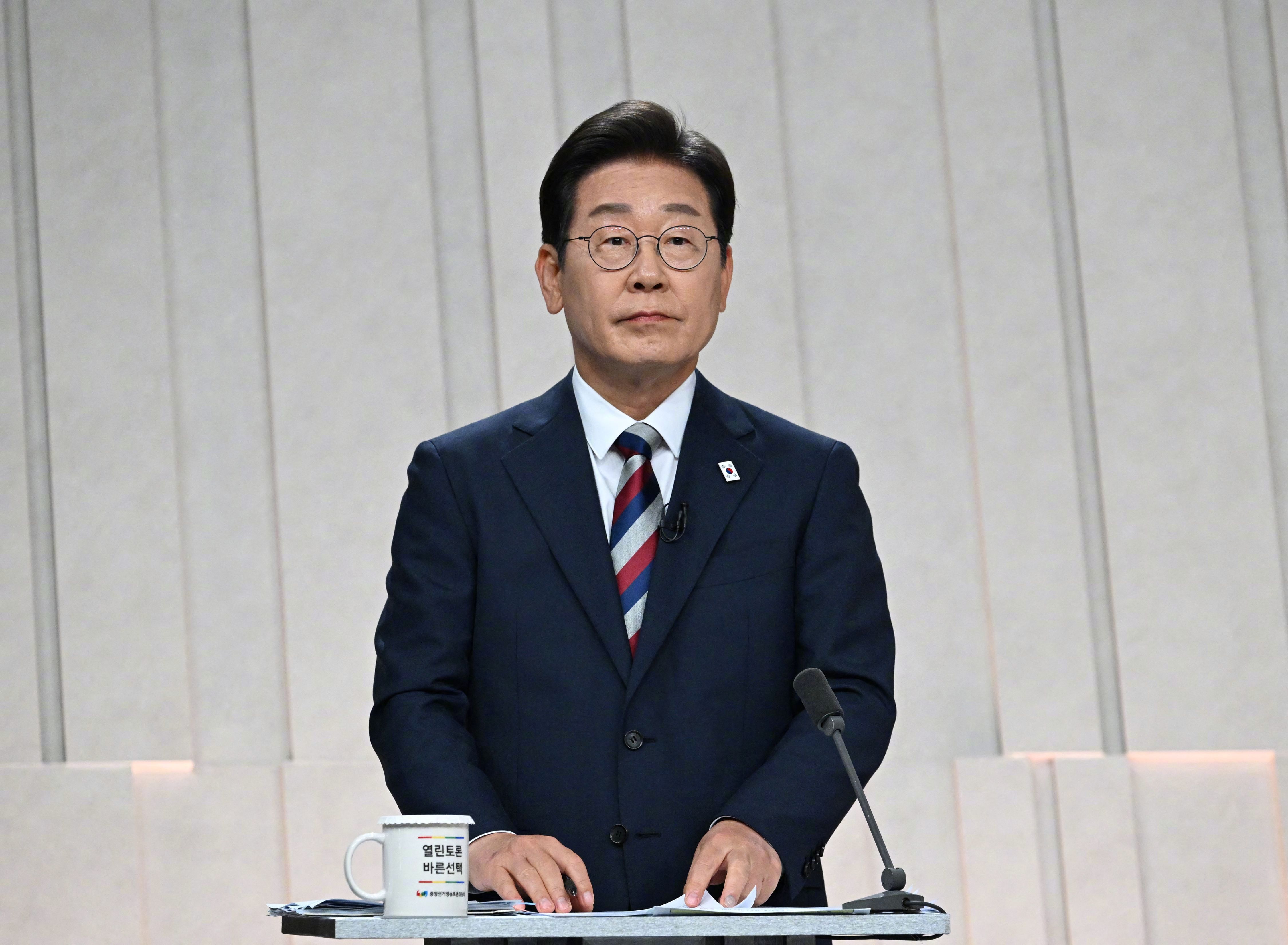 【选前最后民调：#李在明领跑支持率近半#】#韩国大选前最后民调# 据韩联社5月2