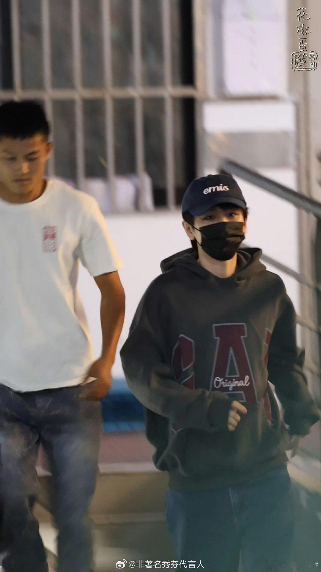 成毅卫衣造型路透男大感拉满[期待] ​​​
