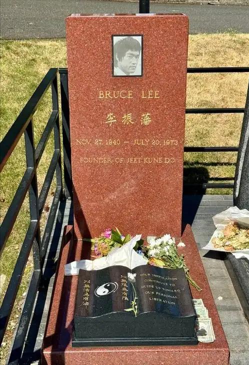 李小龙去世不过短短数十年，为何墓碑上的照片却换了好几次？

 可能很多人都不知道