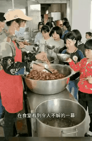 小女孩眼巴巴的端着碗，看着别的小朋友一个一个都打上了，一脸的无奈。