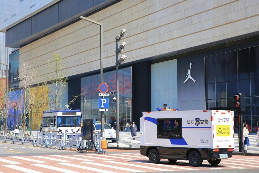 2026年4月1日，长沙五一广场核心商圈智慧交通建设迎来新突破，警用无人巡逻车正