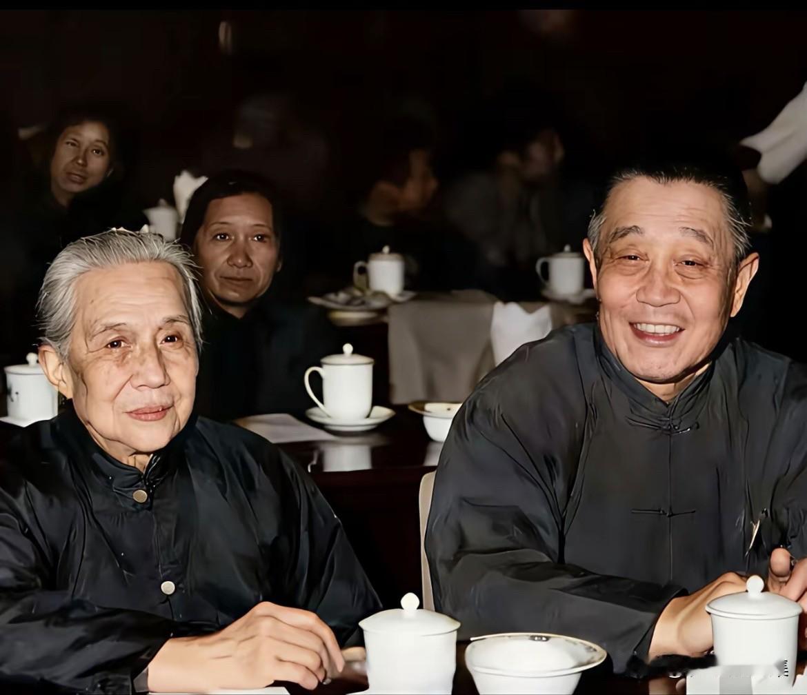 1979年，​杜聿明将军与夫人曹秀清参加新春团拜会时的留影。此时的杜聿明是全国政