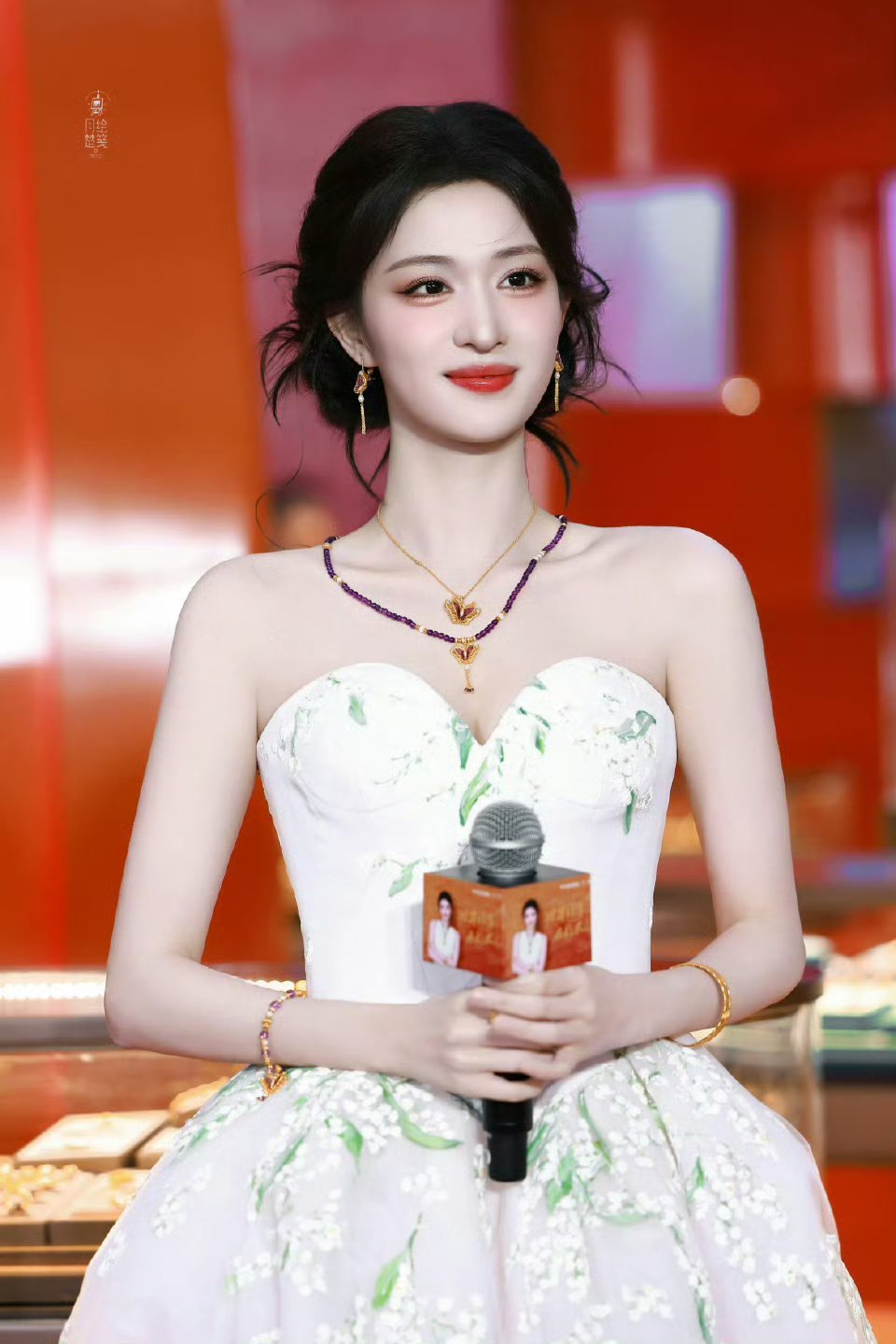 王楚然花神降临真江南了线下活动现身江南也太绝了，淡粉穿搭配精致金饰氛围感拉满，眉