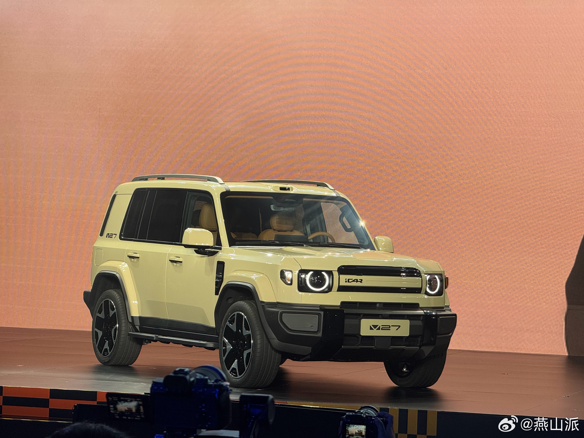 尽兴一起玩iCRA首届用户节，V27再亮相。外观延续家族方盒子造型，采用增程动力