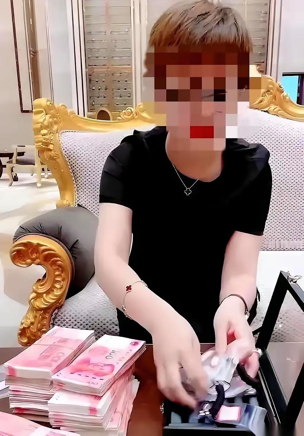 “有本事你去抓我儿子啊！钱在他名下，跟我有什么关系？”
在德阳某派出所门口，陈女