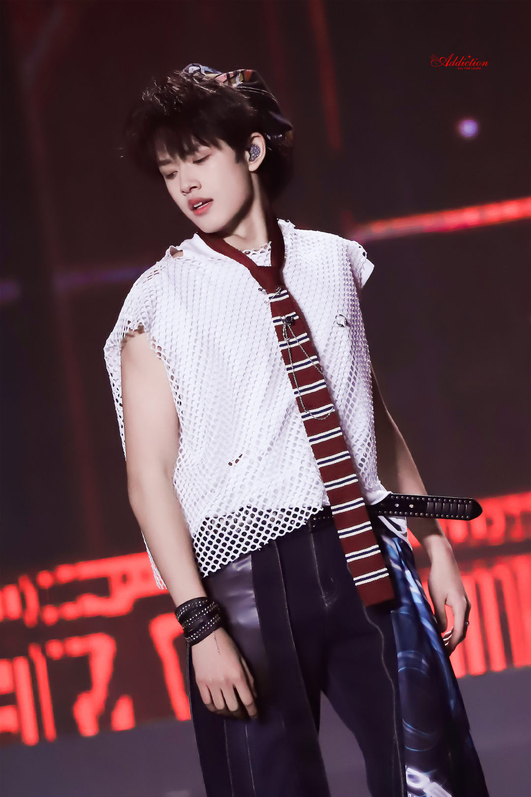 张极我们的明天唱得人好想哭张极深V造型 一场演出，两种极致魅力！张极深V造型演绎