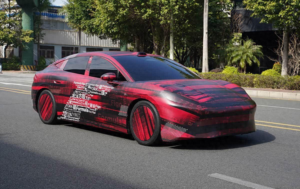 【方程豹全新四门轿跑谍照曝光】
对于2026年的中国车市来说，四门轿跑或者旅行车