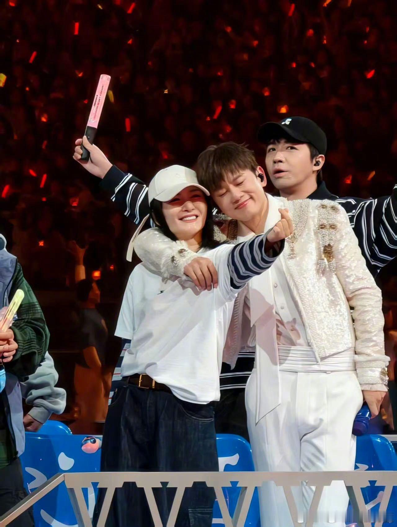 谢娜祝贺张杰刷新鸟巢纪录 从台下到台上，从陪伴到并肩。张杰鸟巢连开16场刷新纪录