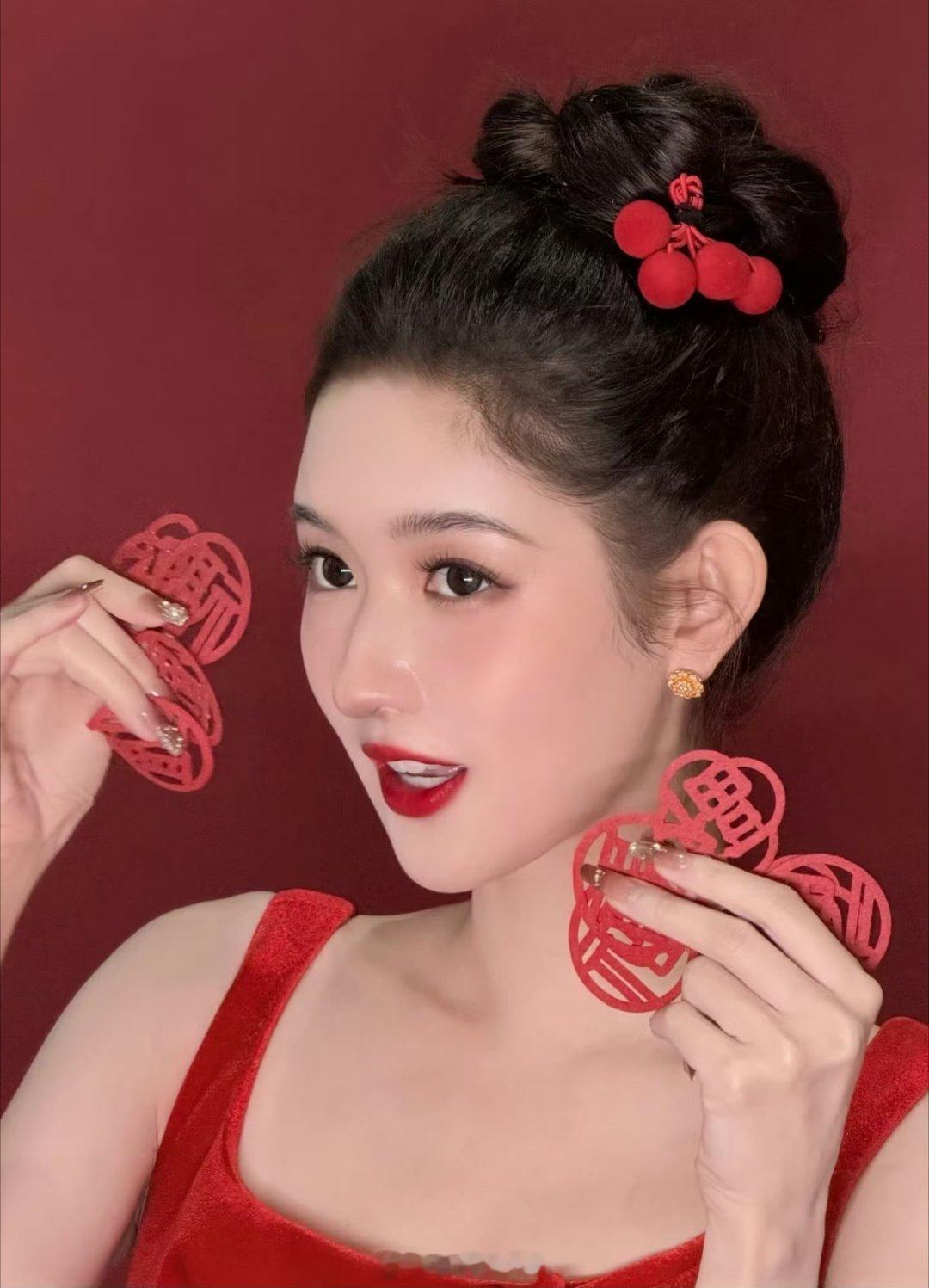 都穿亮片裙不告诉王玉雯不过王姐妆造在线，还是很亮眼的