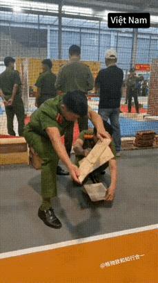 我看了几遍，
这个有点儿像跆拳道的动作。
