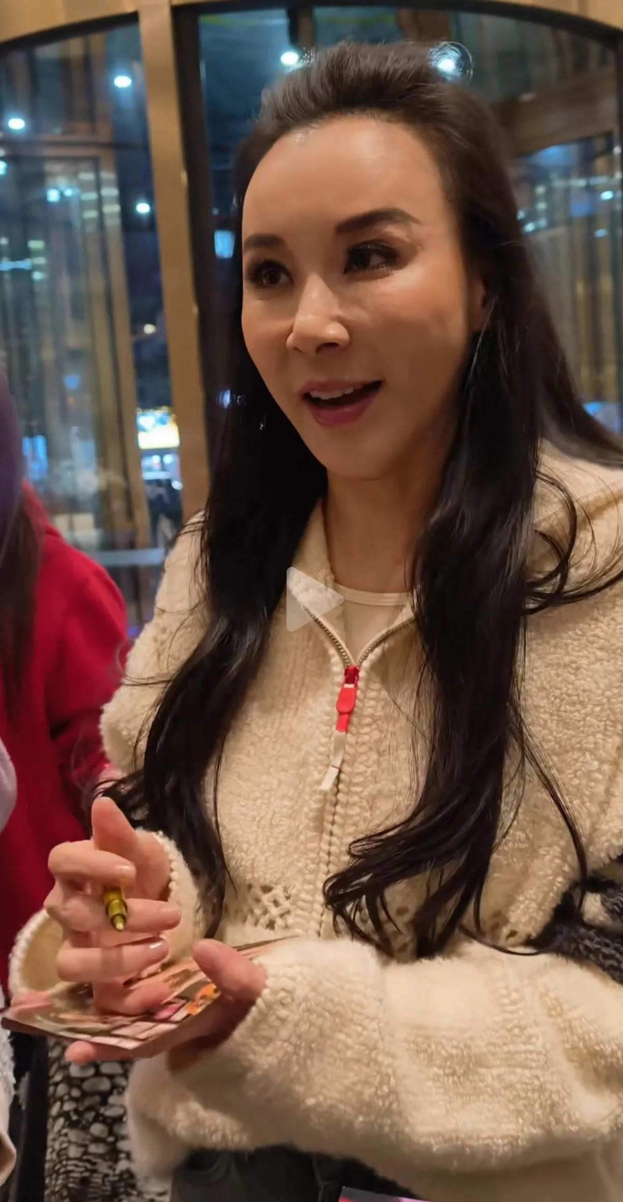 台湾第一美人萧蔷，额头脸颊都是那么饱满，鼓鼓的脸，没有皱纹，但是看着不自然，假睫