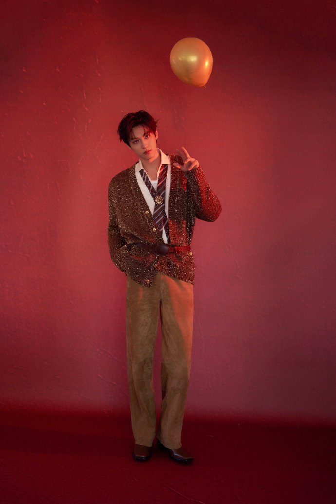 田栩宁新年照田栩宁洒金针织衫气球元旦大片 田栩宁新年照，田栩宁洒金针织衫气球元旦