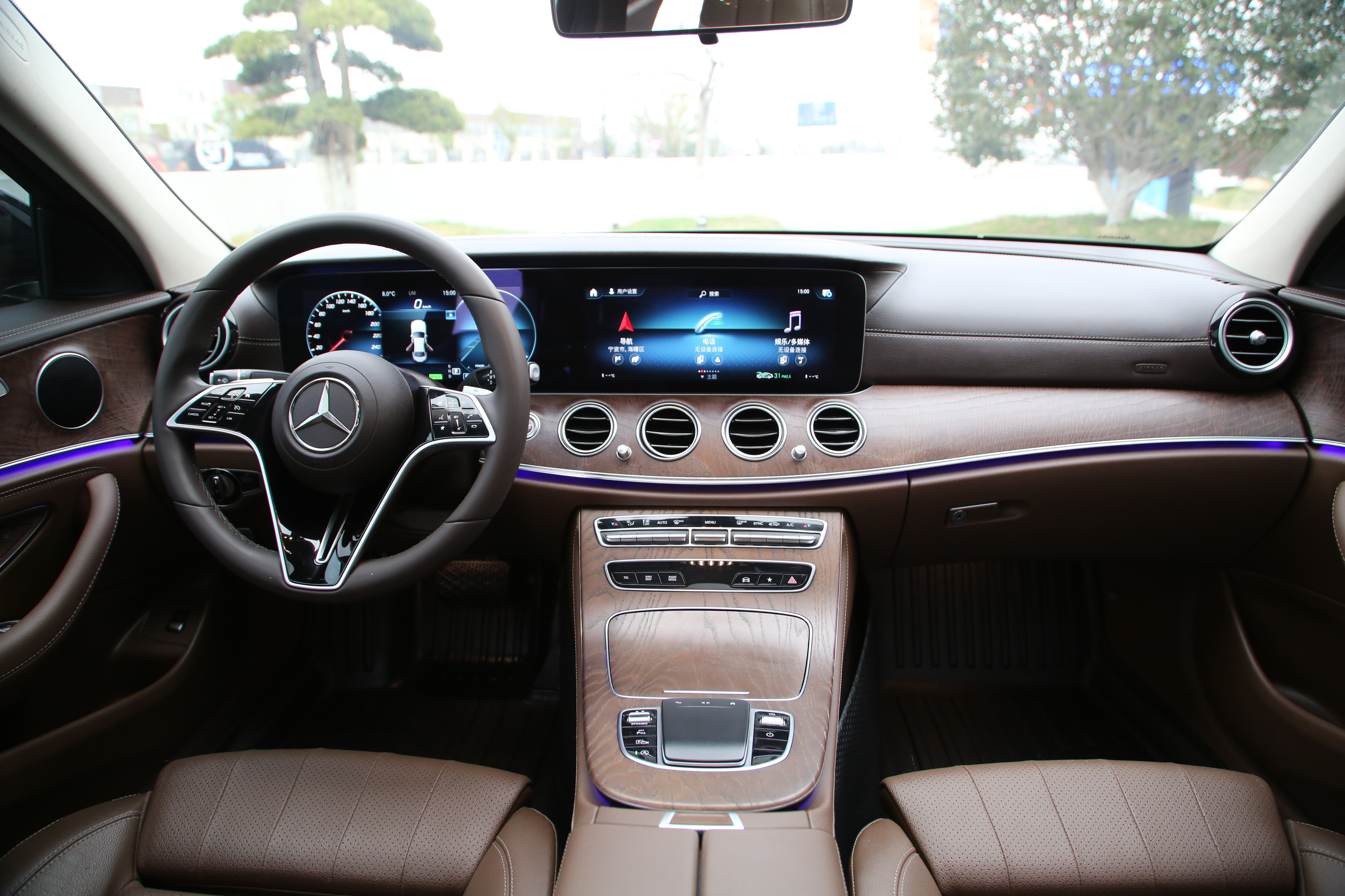 奔驰E260L 1.5T不少小伙伴担心够用吗？用肯定够用了，又不是开赛车