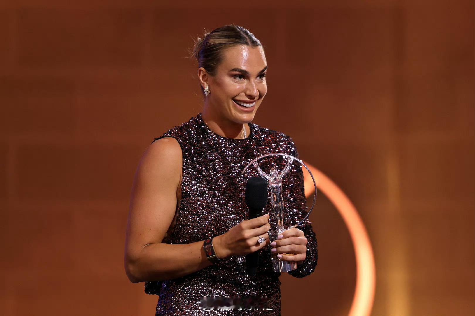 萨巴伦卡领取奖杯👇萨巴伦卡获劳伦斯最佳女运动员