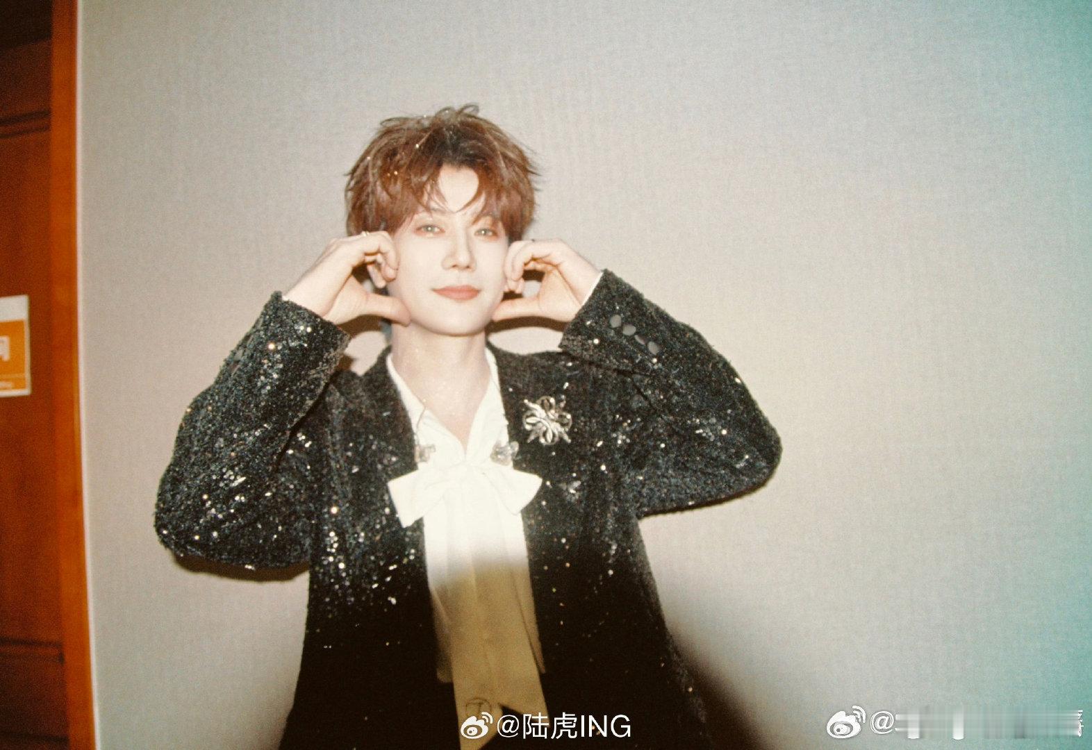 陆虎吃完菌子的精神状态陆虎这波菌子体验卡直接把我笑喷，戏精模式一键开启陆虎疑似菌