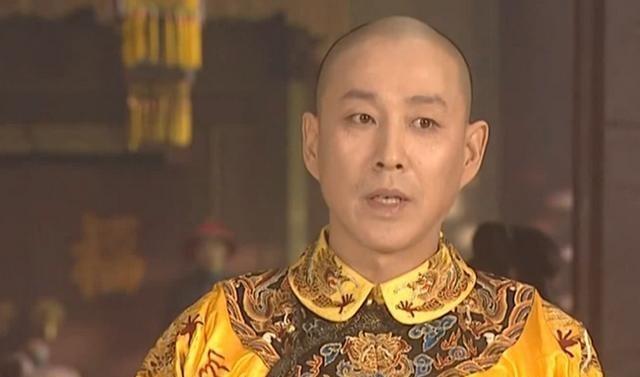 1665年的晚上，侍女阿露和年仅12岁的康熙同床共枕，当时，12岁的康熙因为第二