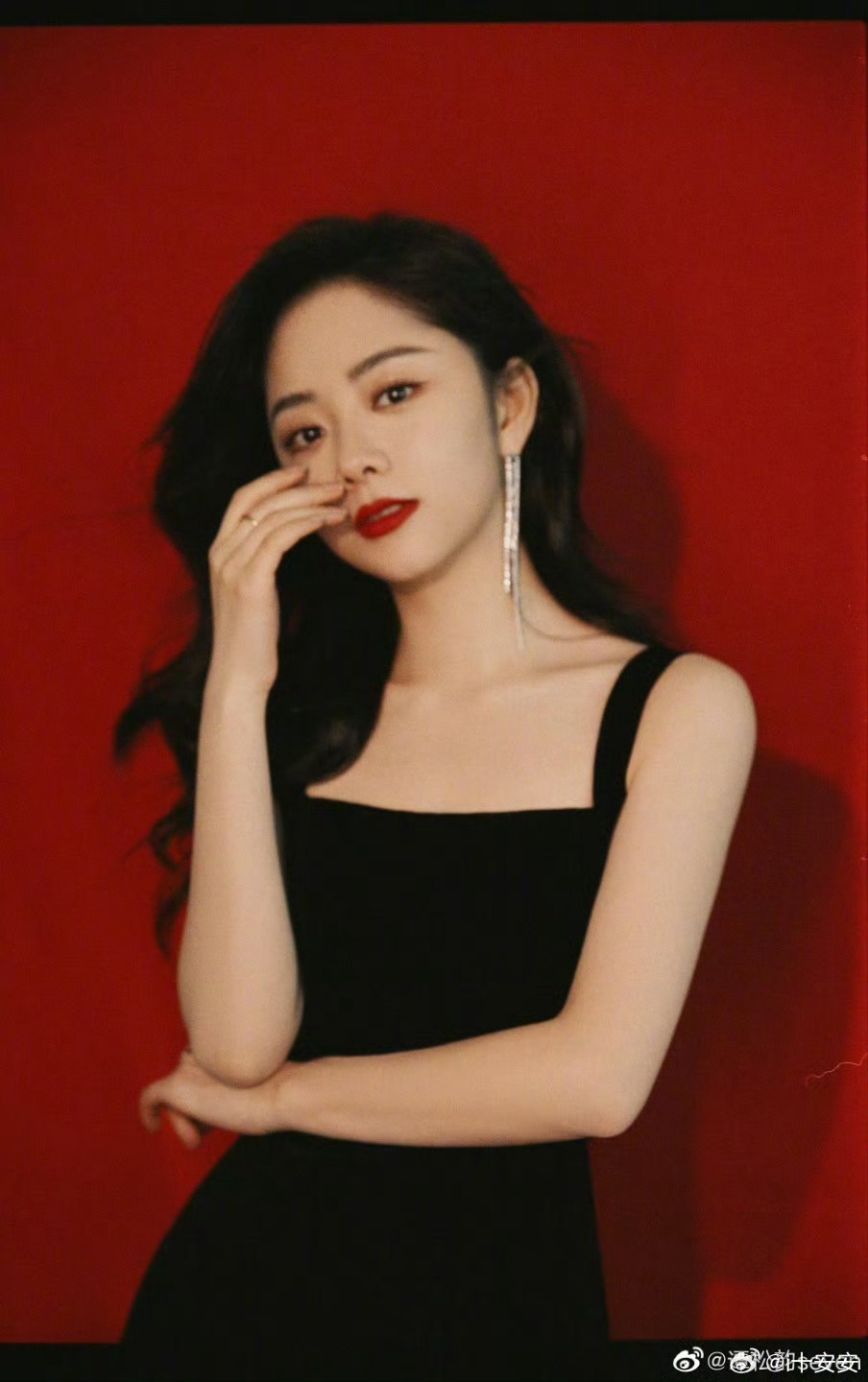 谭松韵瘦了好多谭松韵真的瘦了很多，又瘦又有料，女明星真的都很自律，长着一张娃娃脸