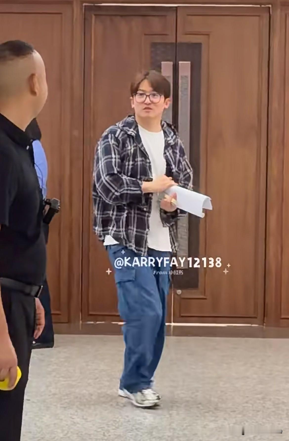 6月17日，奔跑吧路透，现场应援粉丝集体对跑男导演姚译添贴脸开大，高唱白鹿姚译添