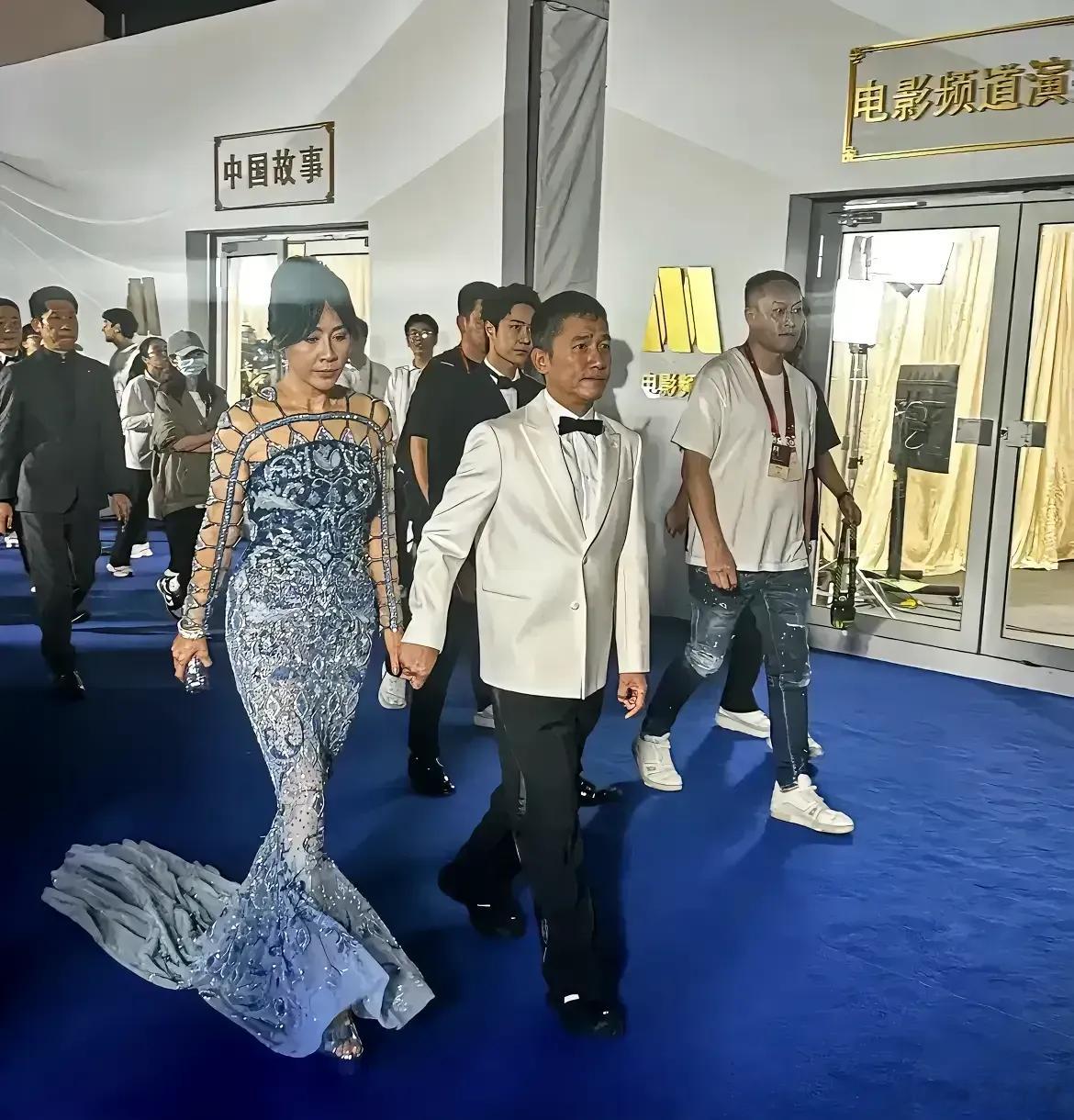 每次看到刘嘉玲就有这种感觉想，她不累我看得也累了[喵喵]还是看着旁边的梁朝伟装扮