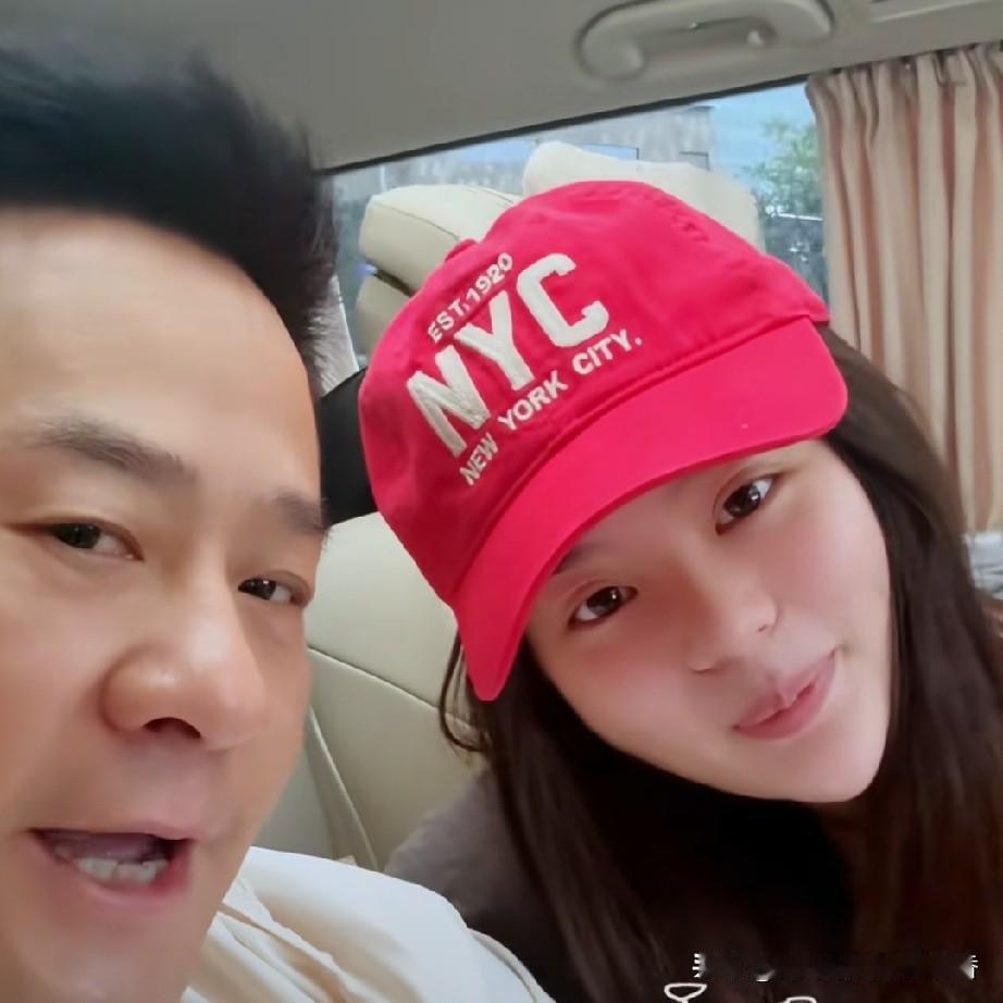 演员连奕名与前妻陈实还有一个女儿，眼下正读大学，长得和妈妈一样清秀漂亮。连奕名的