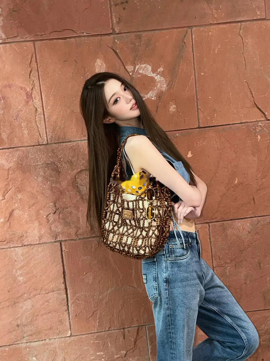 刘浩存和张元英背miumiu同款包表现力的极致反差 