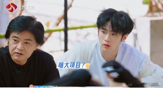 #何广智是会开玩笑的# 何广智在节目里面的幽默表现堪称一绝，从库木塔格沙漠坦到沙