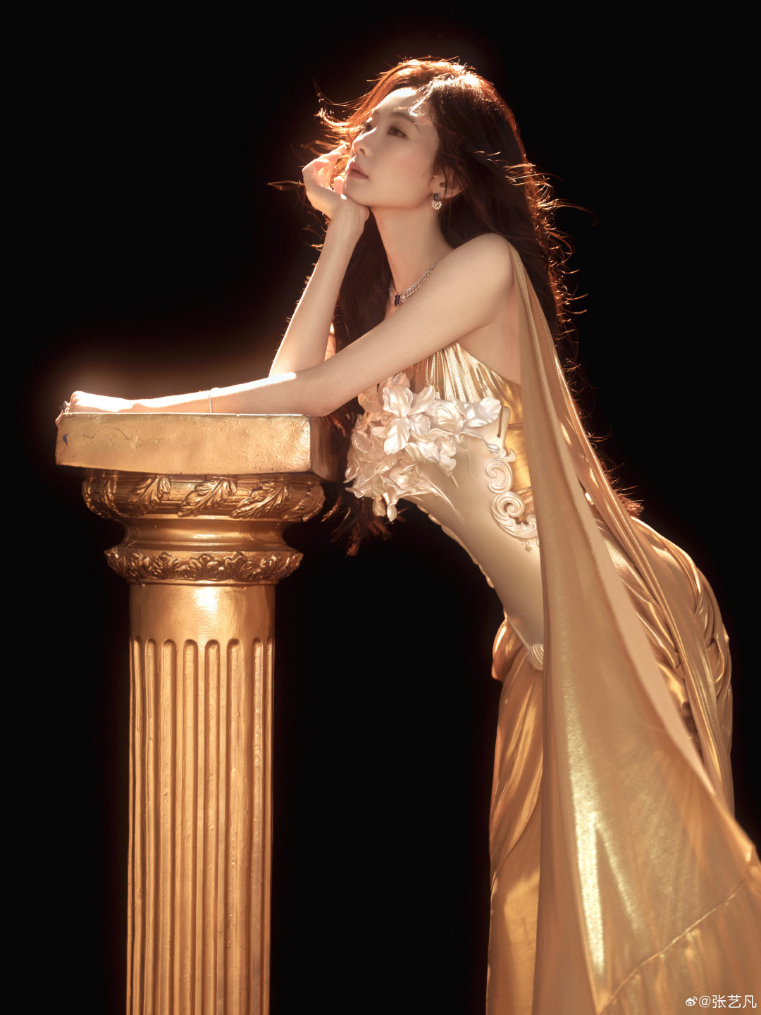 张艺凡神性美  张艺凡神性美  张艺凡香槟色礼裙造型美得好有神性，完全就是女娲的