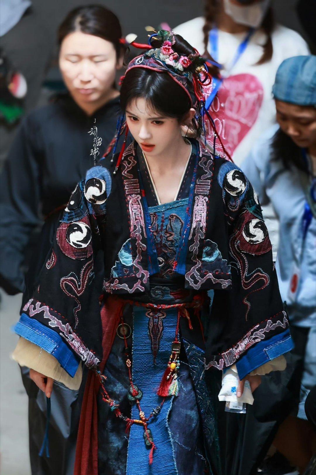 鞠婧祎苏绿夏 jjy鞠婧祎万花世界你的眼睛里有星辰大海,里面揉碎了的星星和银河,