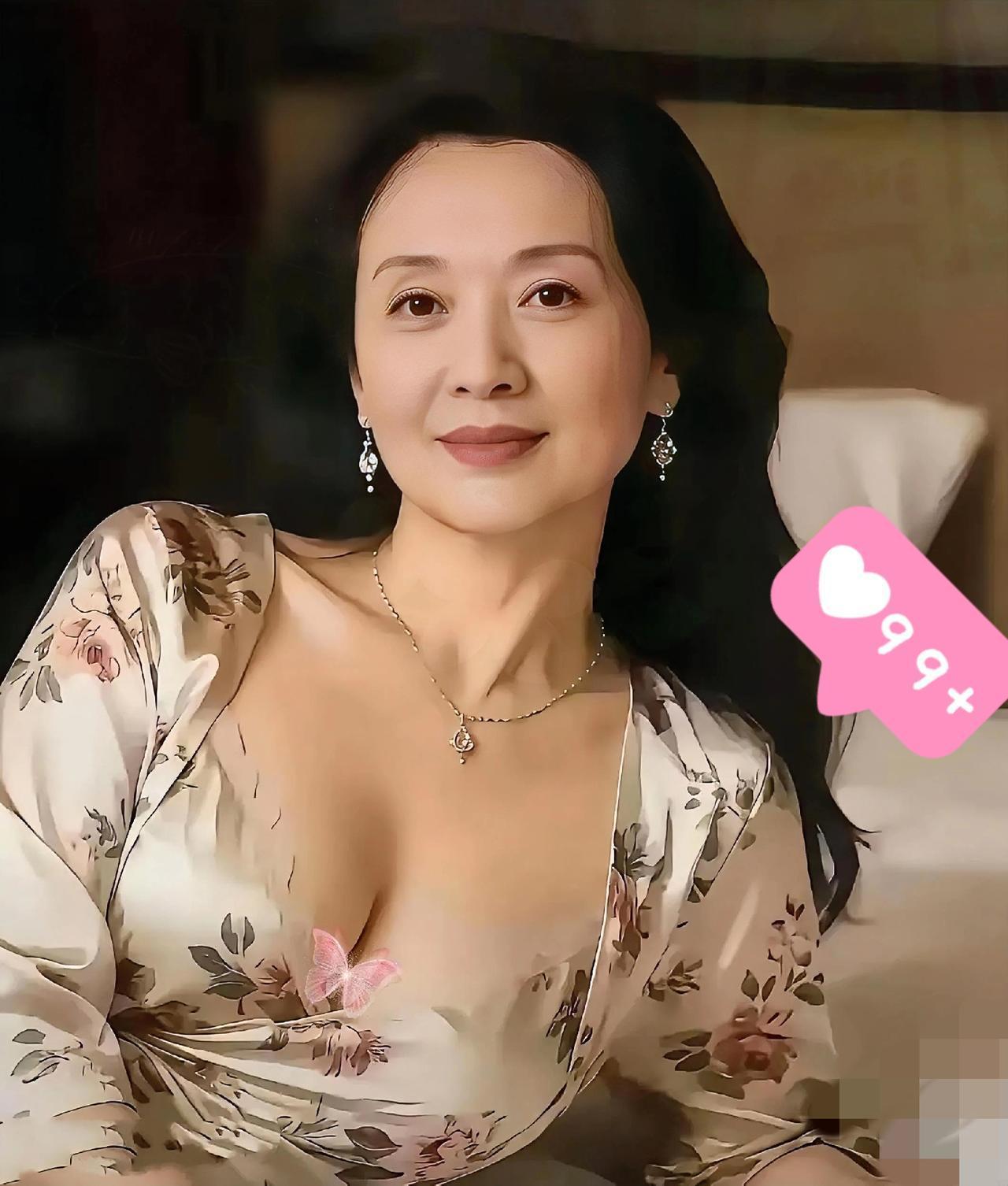 一袭碎花丝缎裙

衬得风情万种。

岁月沉淀的优雅

在一颦一笑间尽显韵味~
