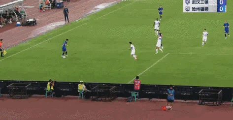 韦世豪的脾气确实比能力大，[捂脸]世界波也摁不住其内心的魔鬼！[发怒]不愧是被卡