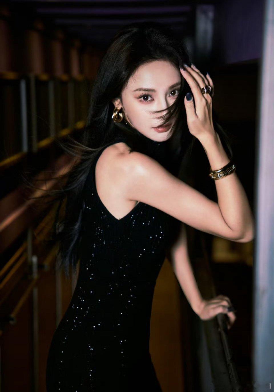 彭小苒 请不必为我准备任何礼物 彭小苒太懂粉丝心！多次感恩不离不弃的陪伴，“不必