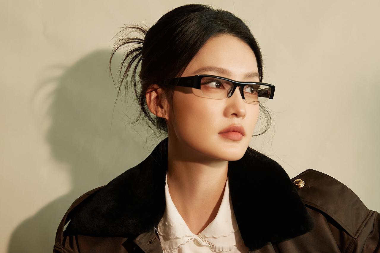 李沁画报：红丝袜+眼镜，超有气质！